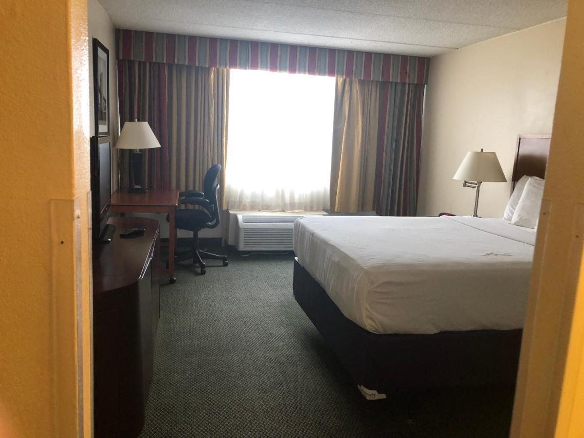 Hotel E Banquet & Conference Center 3*